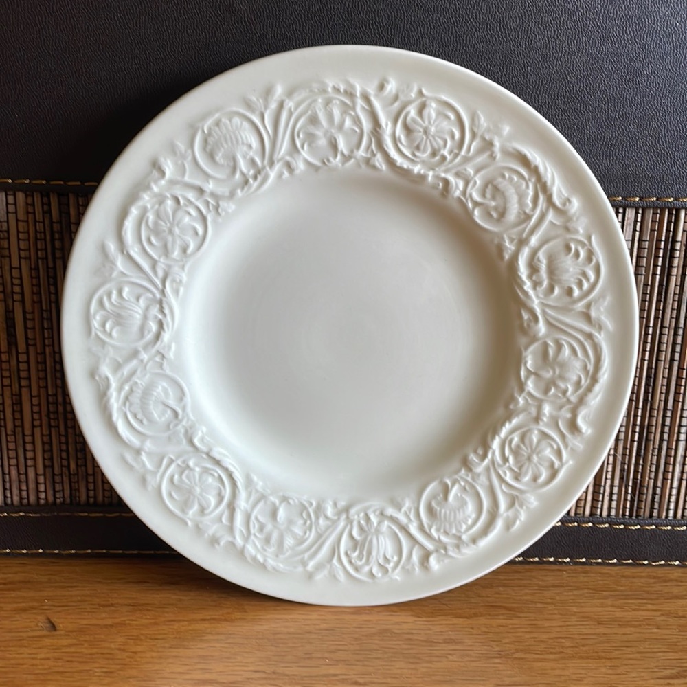 Set of 8 Wedgwood bread & butter plates Patrician pattern